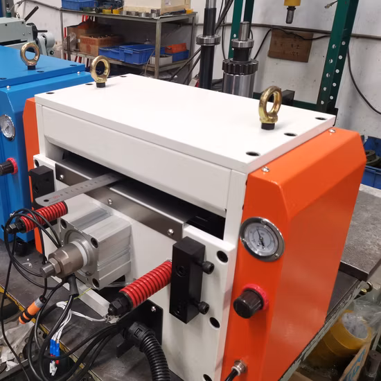 Alimentador automático de rollos Nc de bobina de chapa de metal, servoalimentador de prensa con alimentador enderezador y servoprensas